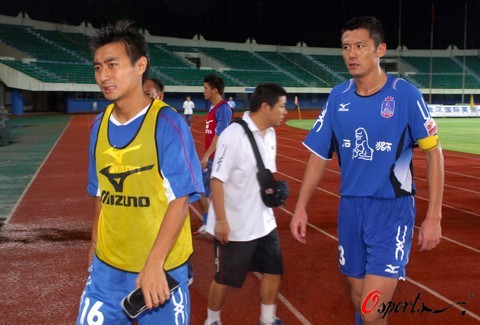 足球中超升班马爆冷击败卫冕冠军，全网热议