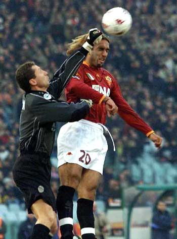 感受土超的气氛，埃德森在伊斯坦布尔德比中遭球迷投掷塑料杯